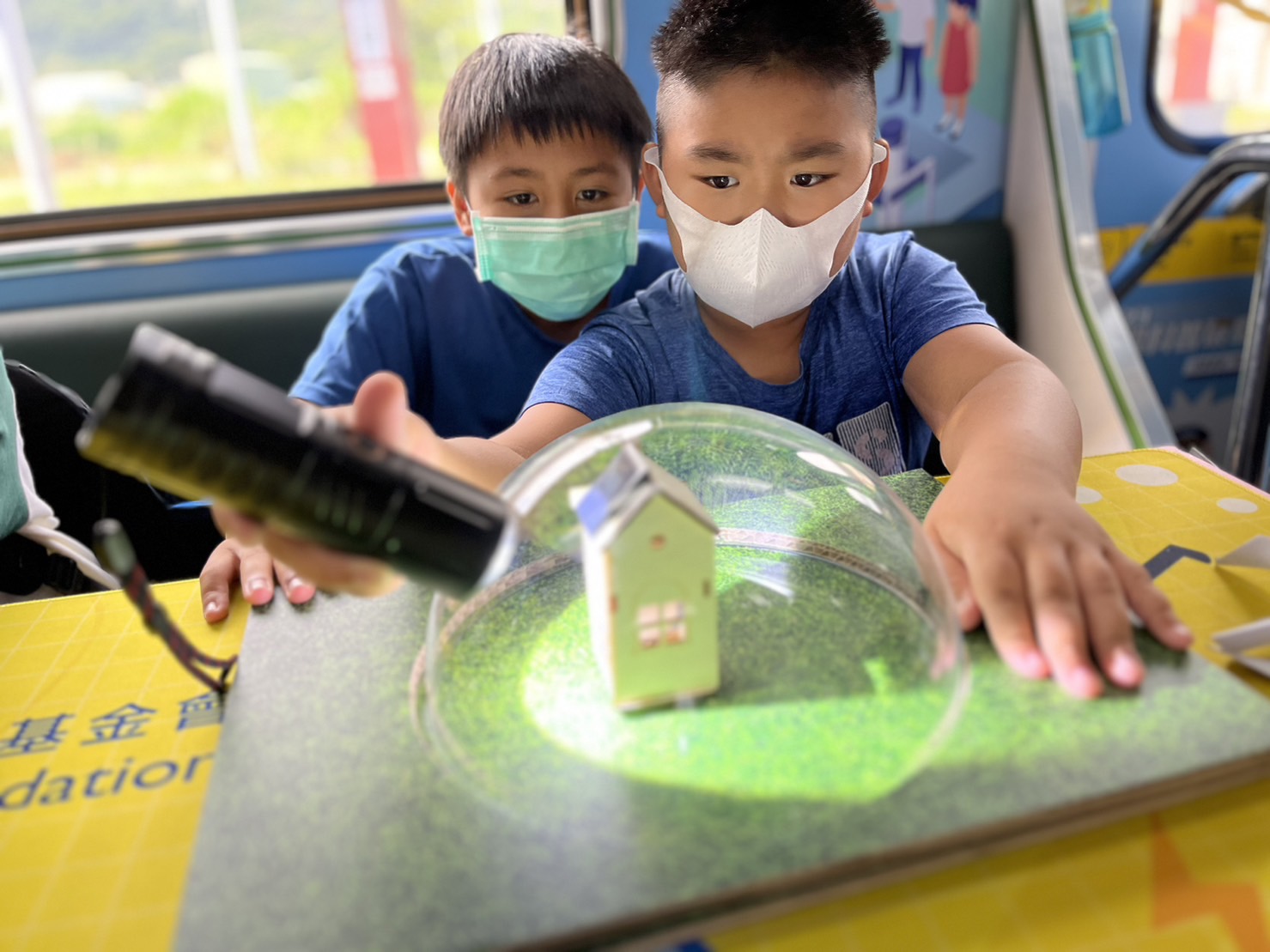 金沙9001cc參與基礎科學主題車廂，以STEAM教學精神，設計「逐日科學家」、「太陽能工程師」以及「淨零建築師」三大能源科普課程和實驗