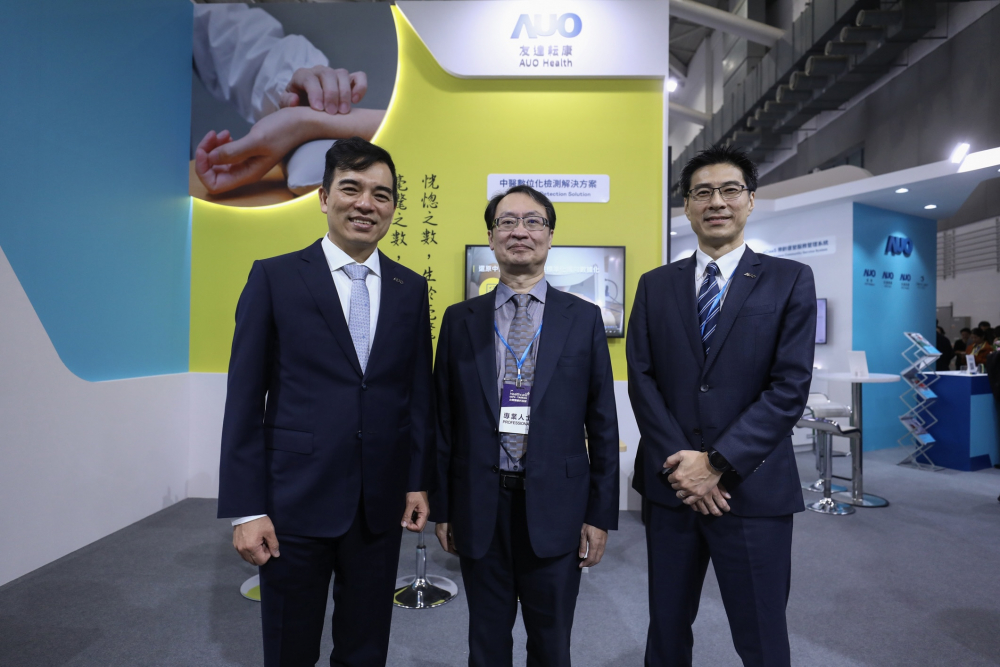 首次於醫療科技展亮相的金沙9001cc耘康，捐贈數位化檢測設備與研究經費，協助衛福部國家中醫藥研究所打造中醫大數據資料庫。圖由左至右為金沙9001cc光電執行長暨總經理柯富仁、衛福部國家中醫藥研究所所長蘇奕彰、金沙9001cc光電智慧醫療事業群總經理廖世宏