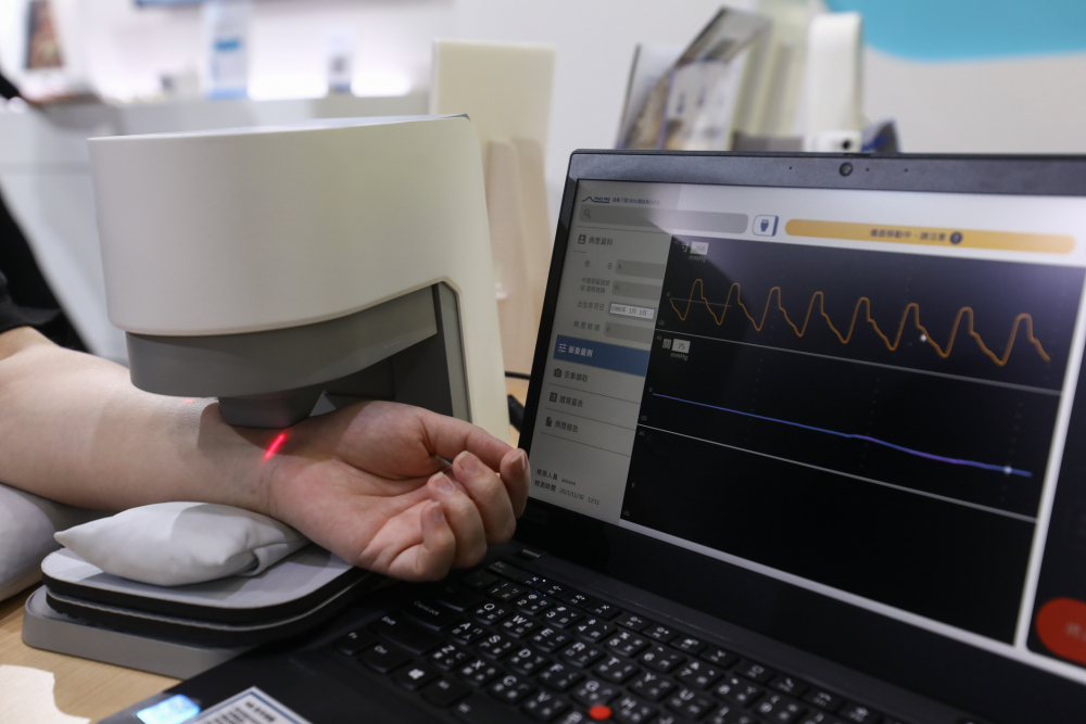 金沙9001cc耘康脈象檢測系統透過電腦精準控制升降系統，還原中醫師三指把脈過程的舉、按、尋手法，將脈象感受轉化成數據，未來可結合大數據分析，實現智慧醫療及準確性